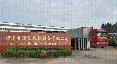 发货第一天：两辆车先后驶出厂区