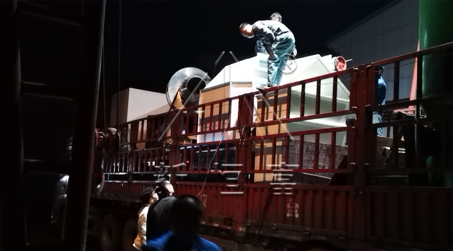 夜幕下，装车仍在继续
